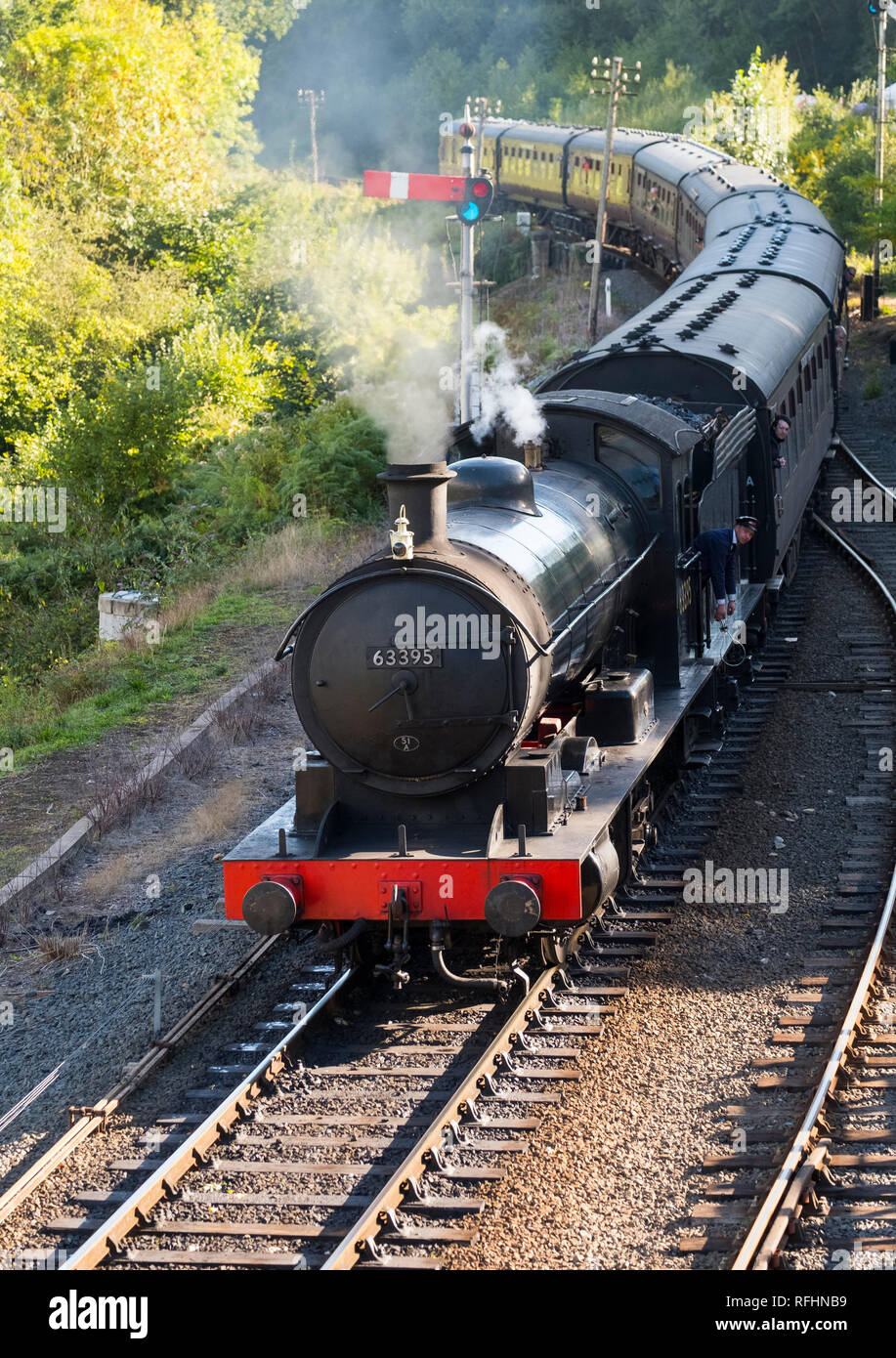 Locomotiva a vapore 63395 Q6 tirando un treno in Severn Valley Railway alla stazione Highley durante l'autunno Gala di vapore, Shropshire, Inghilterra, Regno Unito Foto Stock