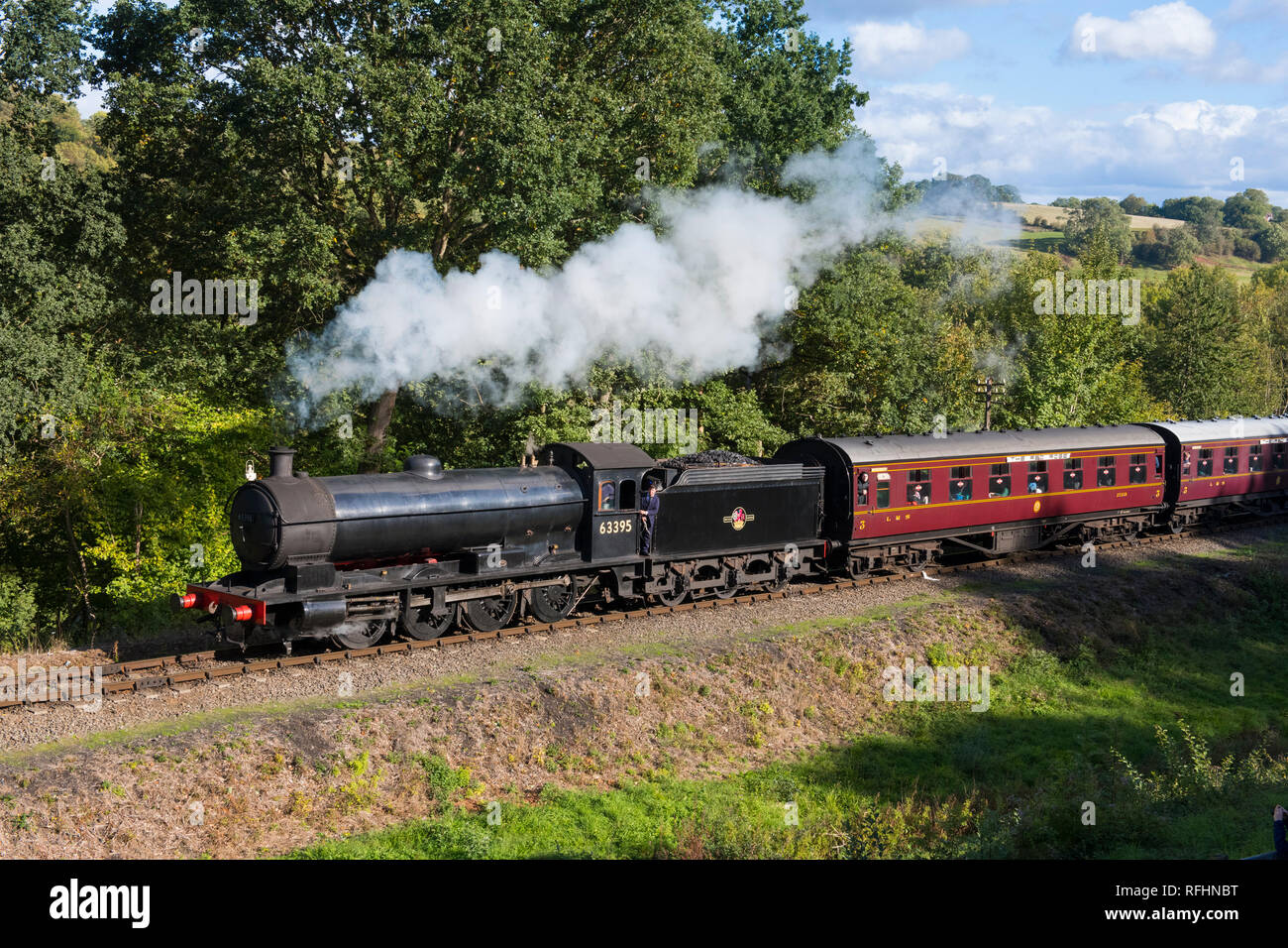 Locomotiva a vapore 63395 Q6 tirando un treno in Severn Valley Railway alla stazione Highley durante l'autunno Gala di vapore, Shropshire, Inghilterra, Regno Unito Foto Stock