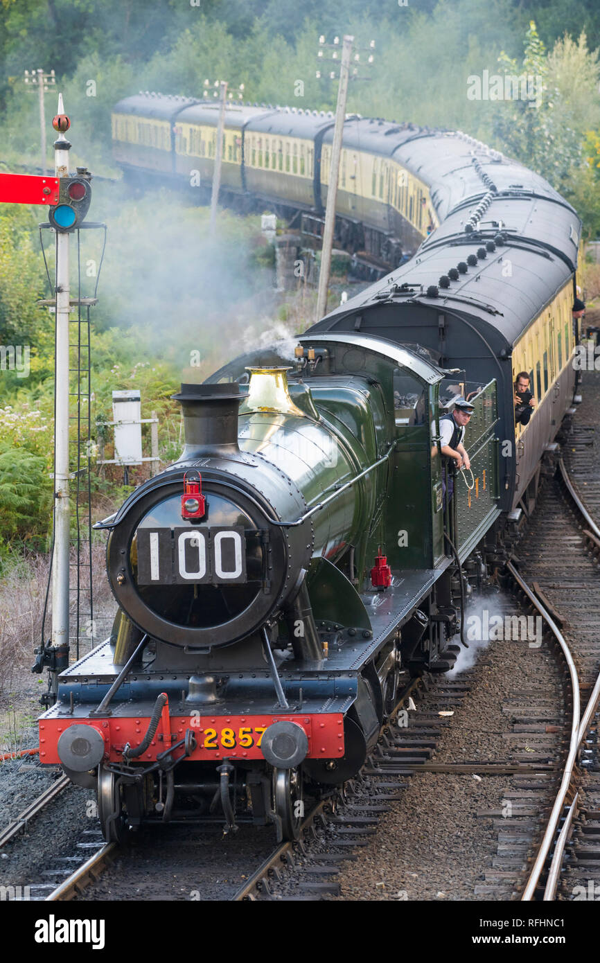 Un GWR Churchward 2800 Classe locomotiva a vapore in Severn Valley Railway alla stazione Highley, Shropshire, durante l'autunno Gala di vapore, England, Regno Unito Foto Stock