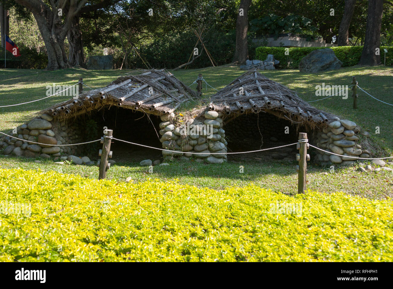 'Boat House', utilizzato da 'DUla' le popolazioni indigene di Orchid Island, come luogo di rifugio le loro barche da pesca, quando non sono in uso, Taiwan Foto Stock