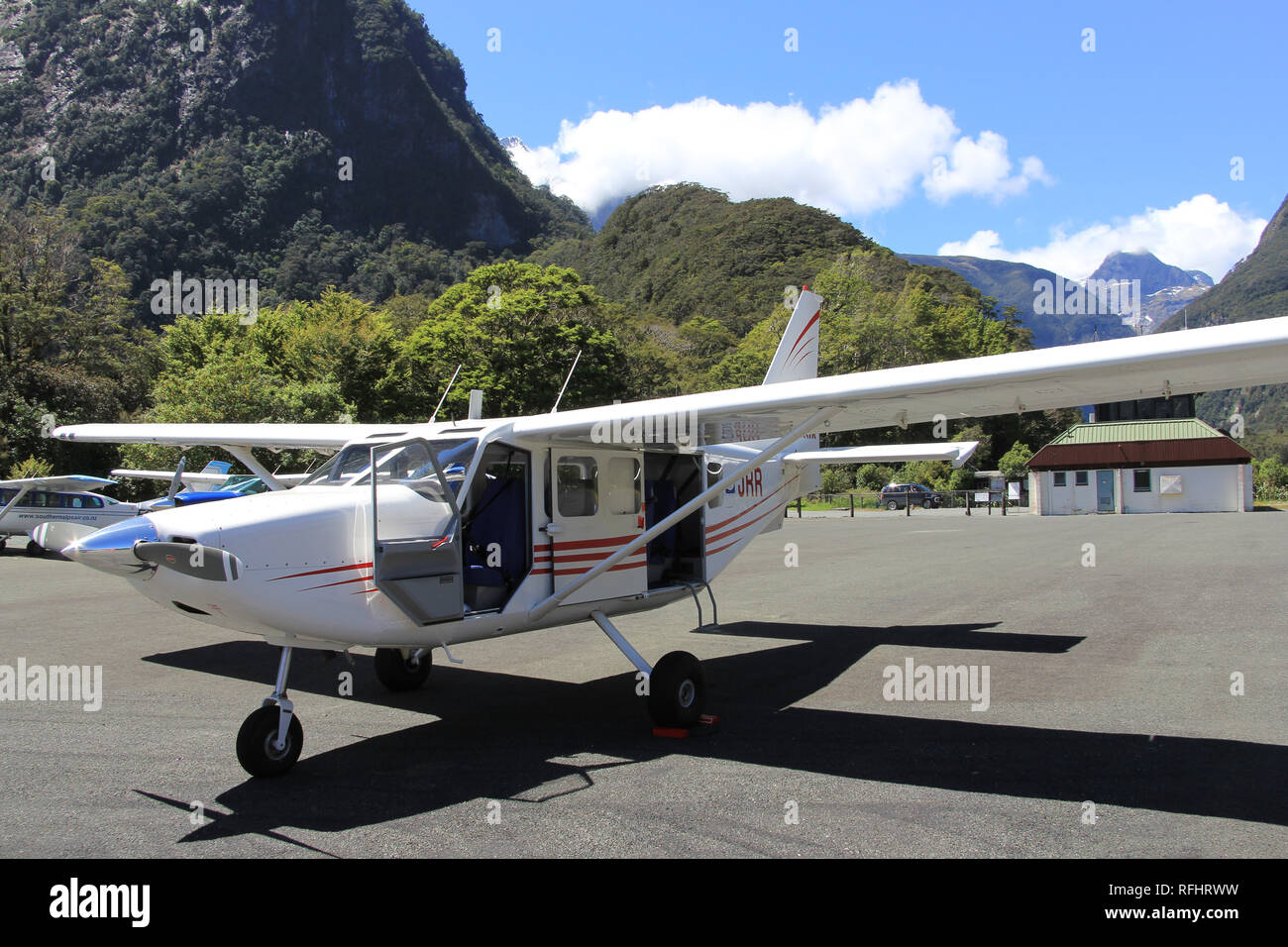 Piccolo aereo in attesa di prendere i passeggeri torna a Queenstown Foto Stock