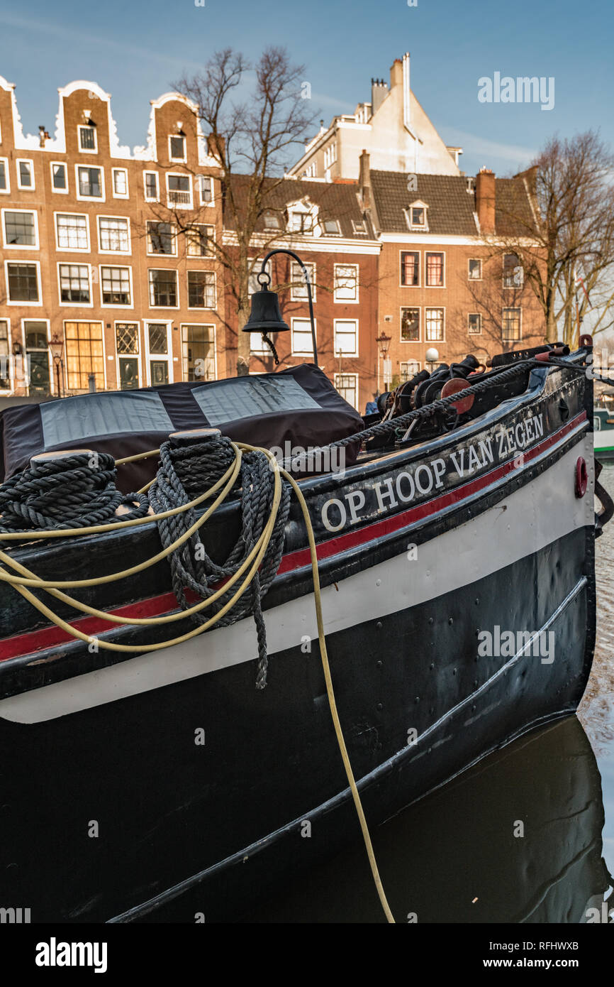 Le imbarcazioni turistiche sui canali Amsterdam Foto Stock