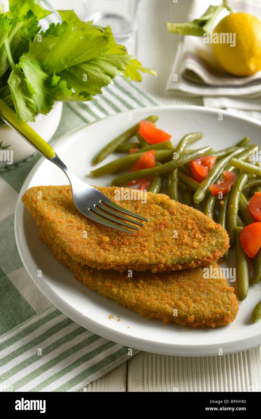 Costoletta Vegetariana con fagiolini e pomodoro guarnire - primo piano Foto Stock
