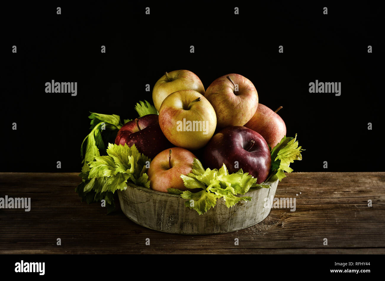 Un assortimento di mele nella ciotola di legno - primo piano Foto Stock