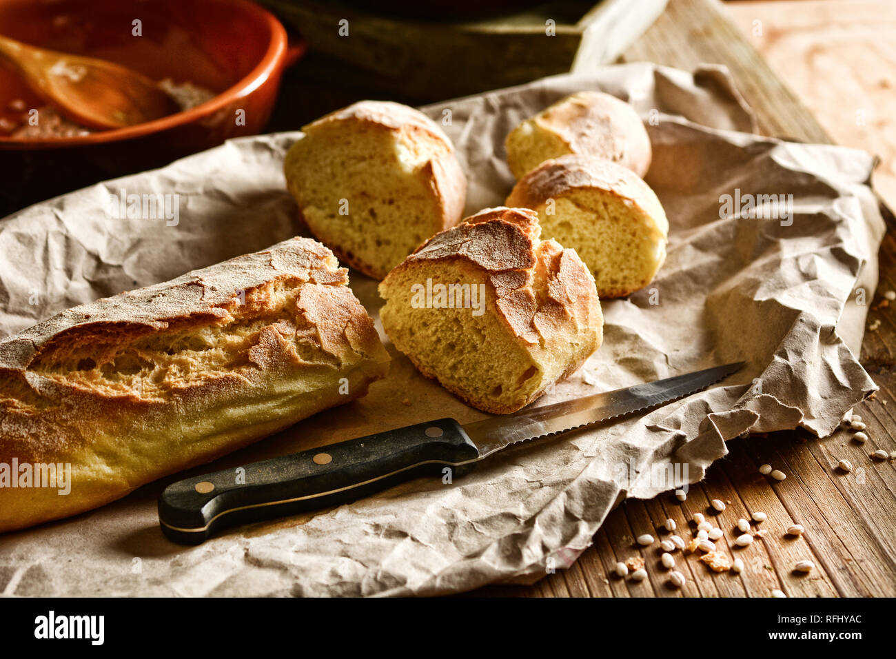Hot a fette di pane sul tavolo di legno - effetto rustico - primo piano Foto Stock