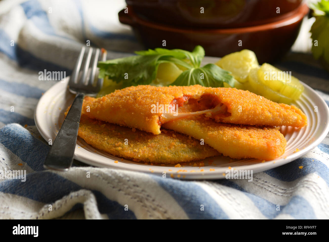 Panzerotti fritti riempito con salsa di pomodoro e formaggio - Cibo Italiano - primo piano Foto Stock
