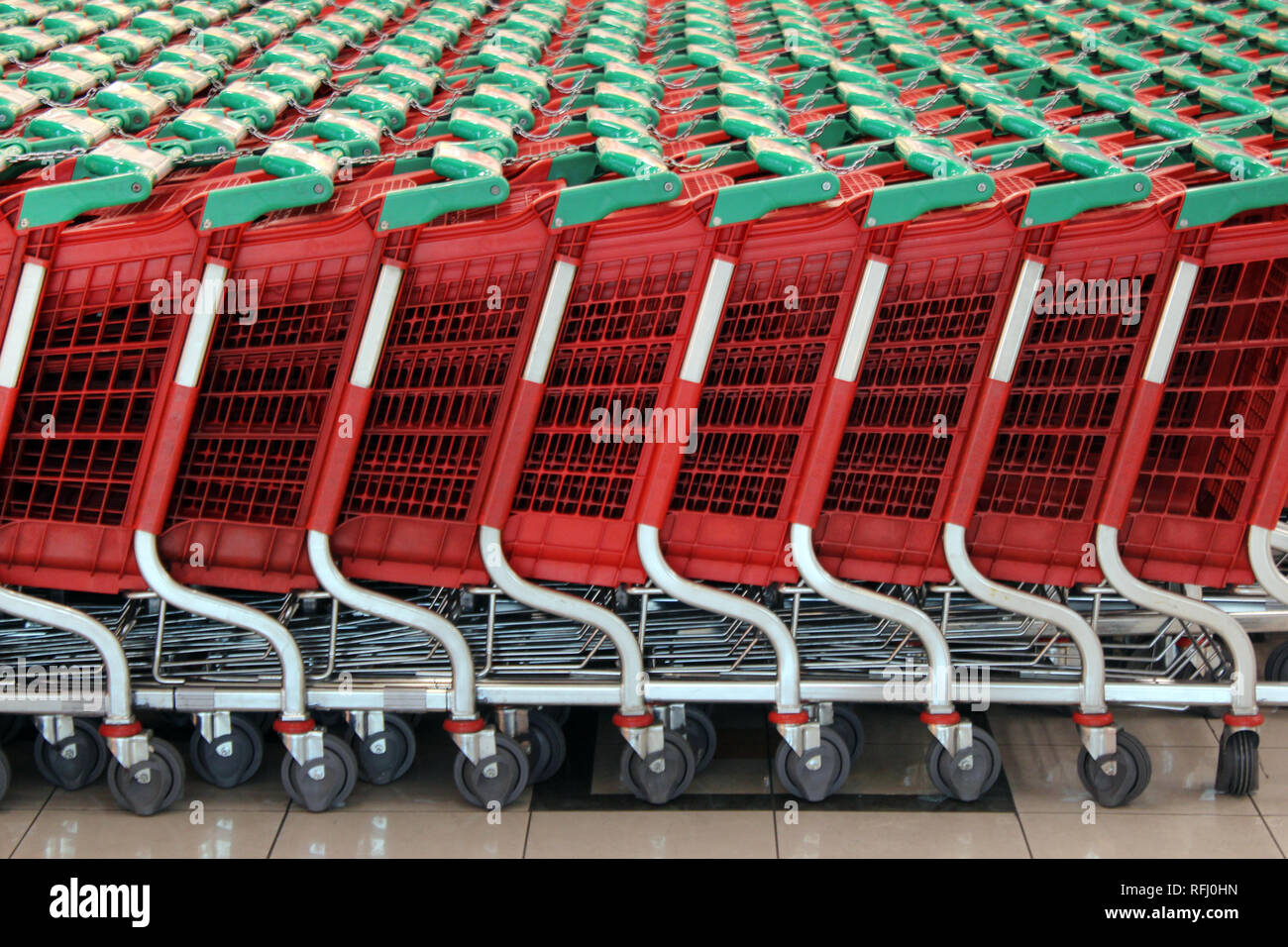 Carrelli sovrapposti in un supermercato, Spagna Foto Stock