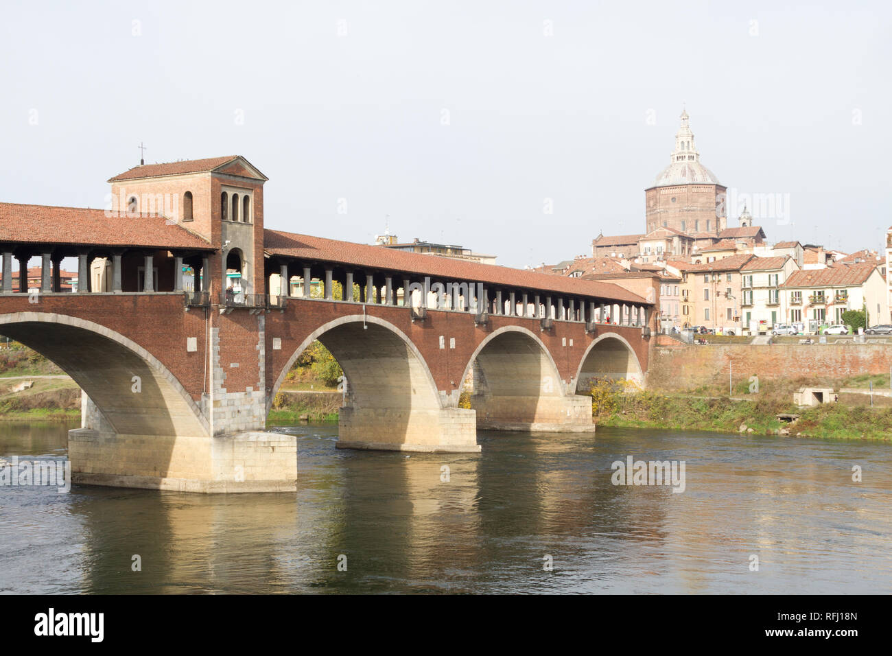 Il Ponte Coperto ("ponte coperto") o il Ponte Vecchio ("Old Bridge') è un mattone e arco in pietra ponte sopra il fiume Ticino in Pavia, Italia. Foto Stock