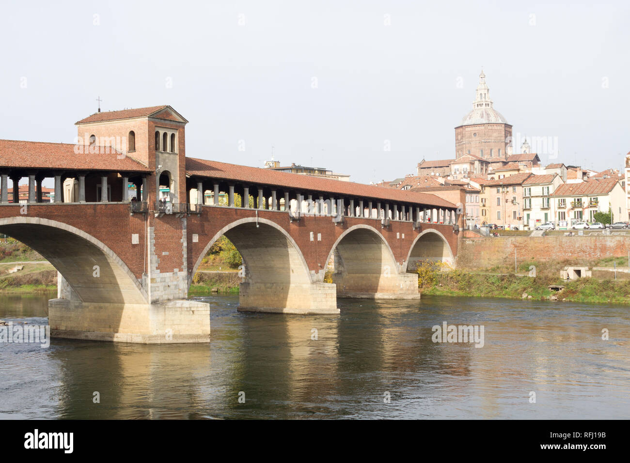 Il Ponte Coperto ("ponte coperto") o il Ponte Vecchio ("Old Bridge') è un mattone e arco in pietra ponte sopra il fiume Ticino in Pavia, Italia. Foto Stock