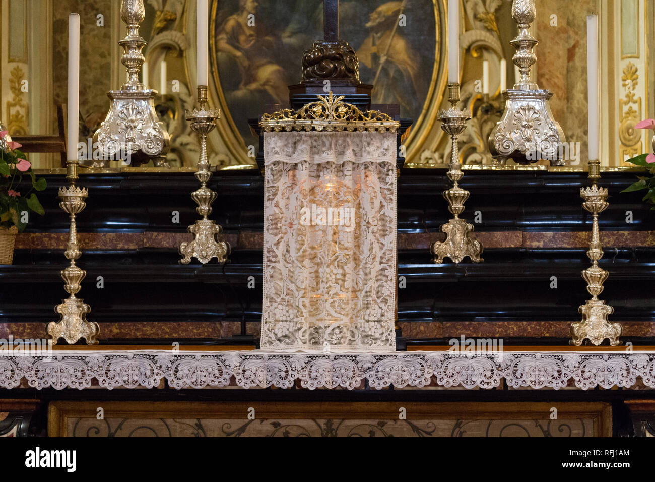 Pavia, Italia. 16 novembre 2017. Il tabernacolo con l Eucaristia nella "Chiesa dei Santi Gervasio e Protasio Martiri" Foto Stock