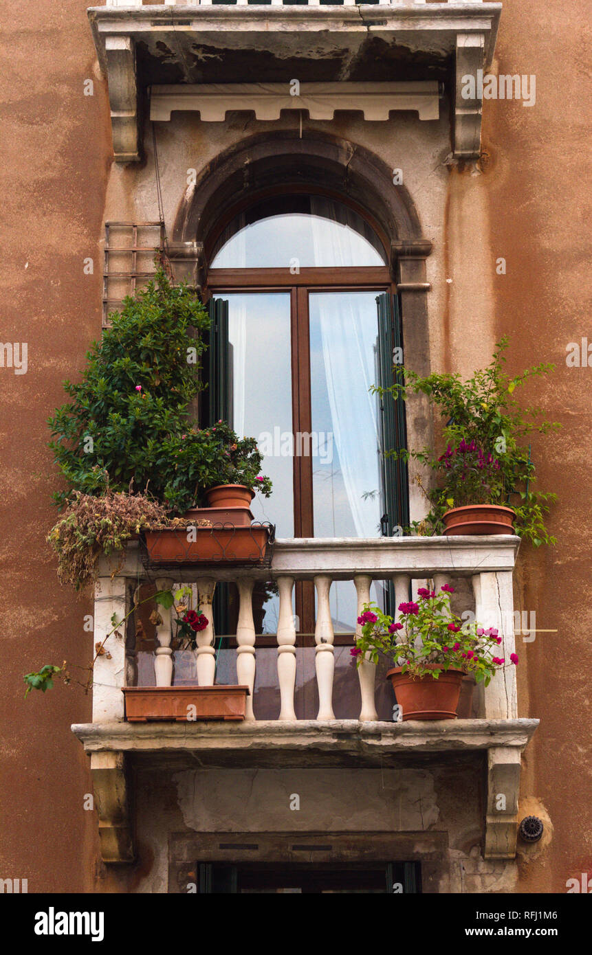 Balcone a Venezia che si affaccia sul Canal Foto Stock