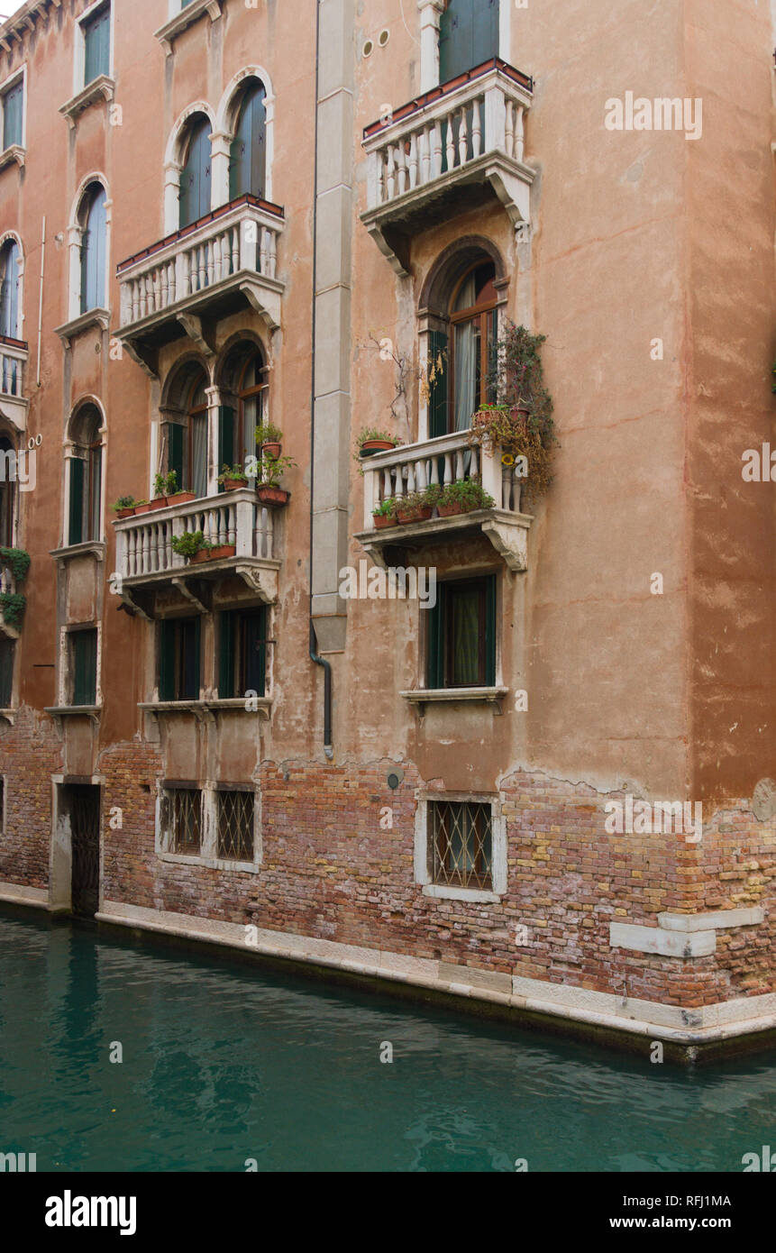 Un balcone a Venezia che si affaccia sul canal Foto Stock
