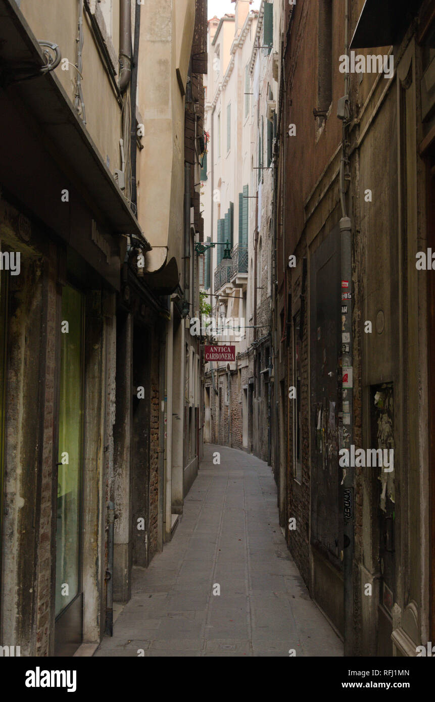 Una strada stretta a Venezia Italia Foto Stock