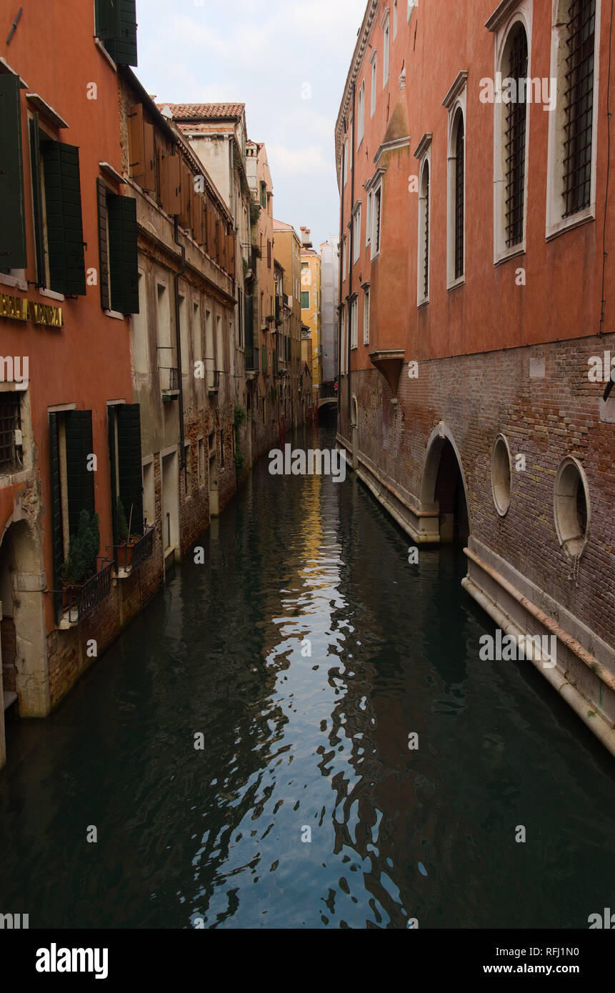 Uno stretto canale veneziano Foto Stock