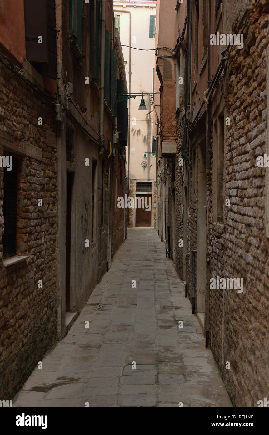 Strada stretta a Venezia Foto Stock
