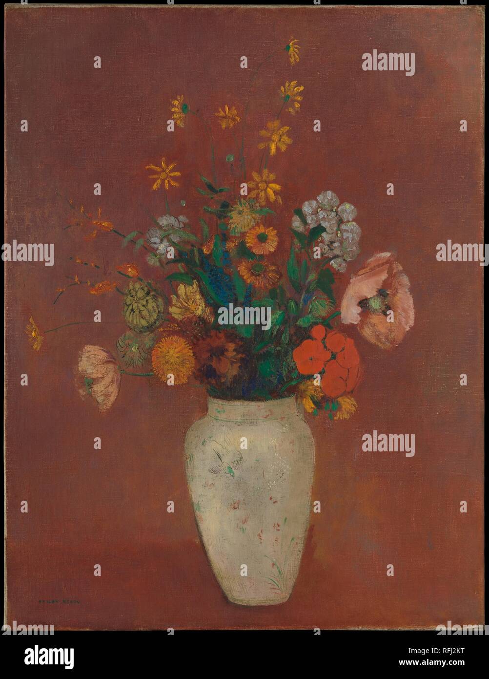 Mazzo di fiori in un vaso cinese. Artista: Odilon Redon (francese, Bordeaux 1840-1916 Paris). Dimensioni: 25 1/2 x 19 5/8 in. (64,8 x 49,8 cm). Data: ca. 1912-14. Redon possedeva una varietà di vasi che sua moglie, Camille, utilizzata per disporre i mazzi di fiori che ha formato oggetto del suo late still-life dipinti. La delicatamente modellata vaso bianco illustrato in questo lavoro compare in diverse altre immagini, compreso il Met è <i>Vaso di fiori (sfondo rosa) </i> di circa 1906 (59.16.3). Museo: Metropolitan Museum of Art di New York, Stati Uniti d'America. Foto Stock