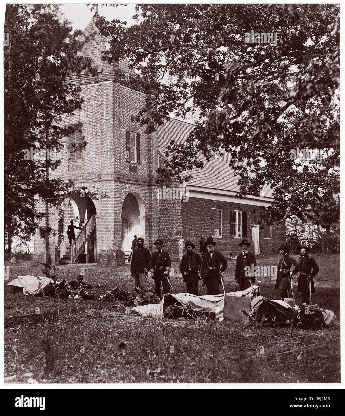 La Chiesa di San Pietro vicino alla Casa Bianca, dove Washington era sposata. General E. V. Sumner e personale. Artista: Alexander Gardner (American, Glasgow, Scozia 1821-1882 Washington D.C.). Ex attribuzione: precedentemente attribuito a Matteo B. Brady (American, nato in Irlanda, 1823?-1896 New York). Data: 1861-65. Museo: Metropolitan Museum of Art di New York, Stati Uniti d'America. Foto Stock