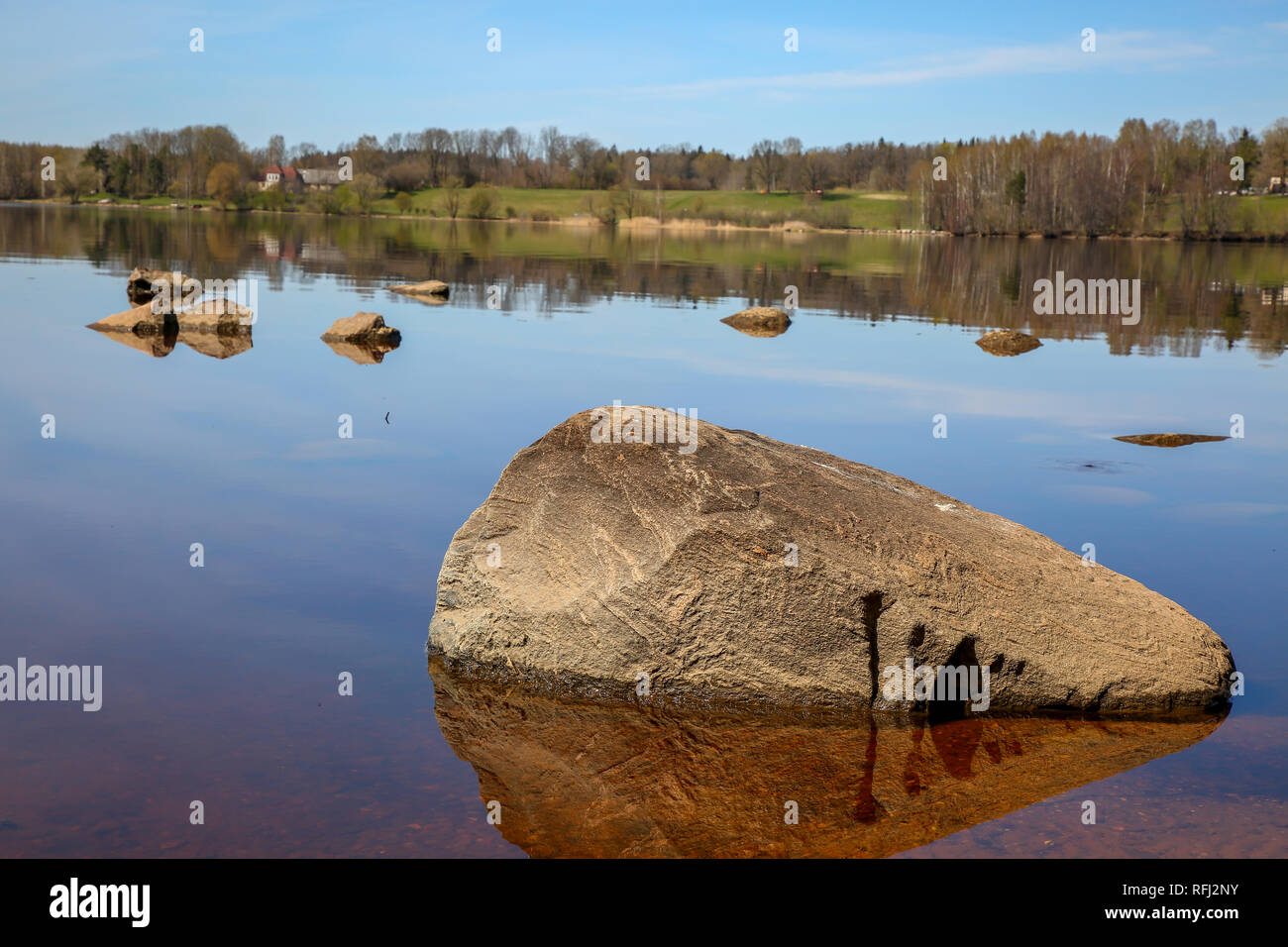 Naturale di grande fiume Daugava paesaggio naturale con grosse pietre e rovine in Lettonia. Koknese rovine del castello. Il lettone castelli medievali. Monume archeologico Foto Stock