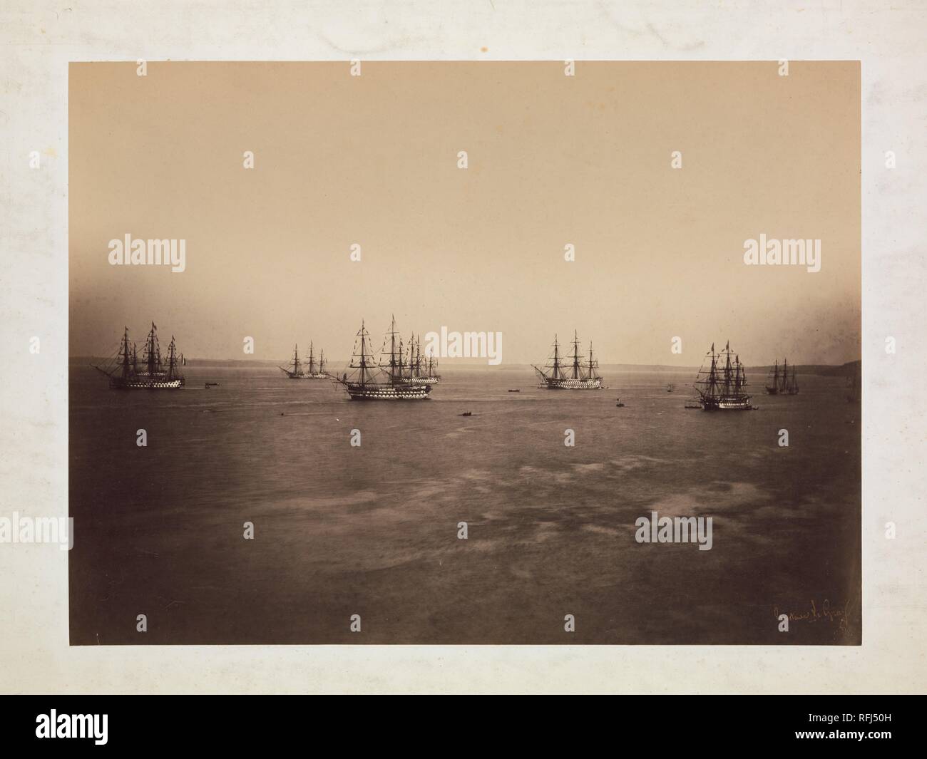 Il francese e inglese le flotte Cherbourg. Artista: Gustave Le Gray (Francese, 1820-1884). Dimensioni: Mount: 21 a. × 26 3/4 in. (53,3 × 68 cm) immagine: 11 13/16 in. × 16 a. (30 × 40,7 cm). Data: Agosto 1858. Le grigio emerse intorno 1850 come il più importante membro di un gruppo di artisti francesi che elessero la fotografia come alternativa alla verniciatura. Il suo tecnicamente superiore capacità di catturare gli effetti momentanei di luce e di atmosfera--in paesaggi marini, paesaggi e scorci architettonici--ha vinto lui lode critica e prestigiose commissioni e faceva presagire le preoccupazioni e le strategie di pittorica del PIM Foto Stock