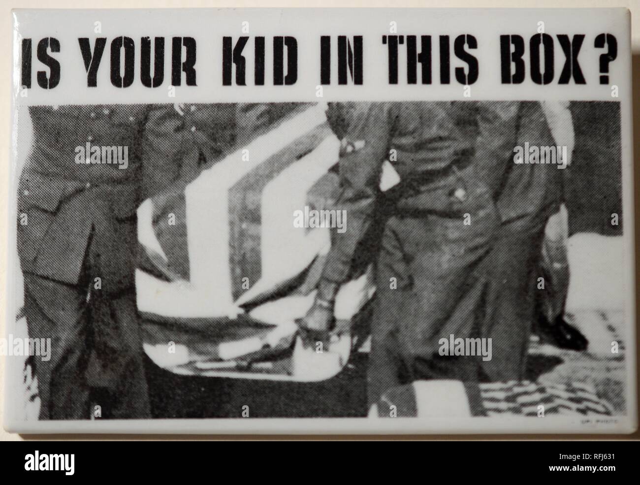 Antiwar perno prodotta durante la Guerra del Vietnam con la fotografia di una bara di essere scaricati da un aereo da trasporto militare, con testo di lettura è il vostro capretto in questa casella, dimostrando ai genitori che i loro figli possono essere a rischio di essere uccisi in guerra, 1970. () Foto Stock