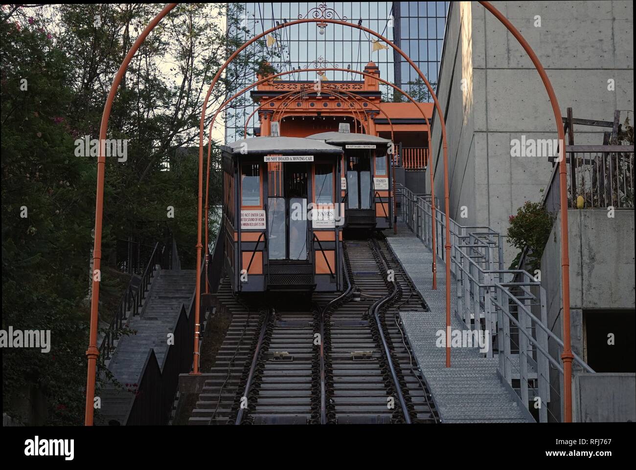 Los Angeles, CA / STATI UNITI D'AMERICA - sett. 23, 2018: Angelo della funicolare di volo di vagoni ferroviari sono mostrati in funzionamento durante un soleggiato, tardo pomeriggio giorno nel centro cittadino di L.A. Foto Stock