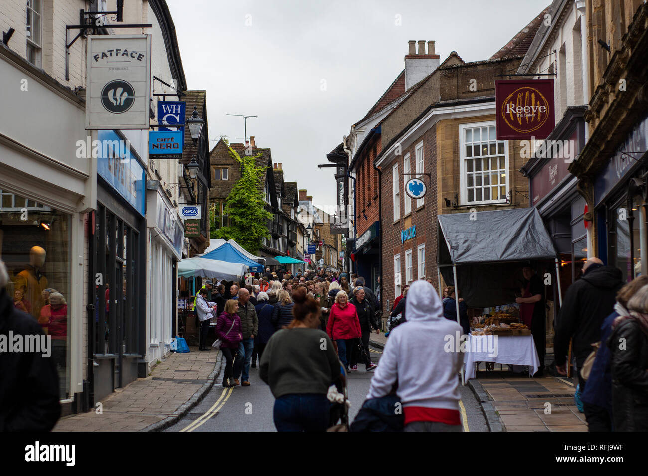 Sherborne, Dorset, Regno Unito. Il 15 ottobre 2018. I membri del pubblico godere Pack lunedì fiera una tradizione derivata da lavoratori "imballaggio" fino ai loro strumenti un Foto Stock