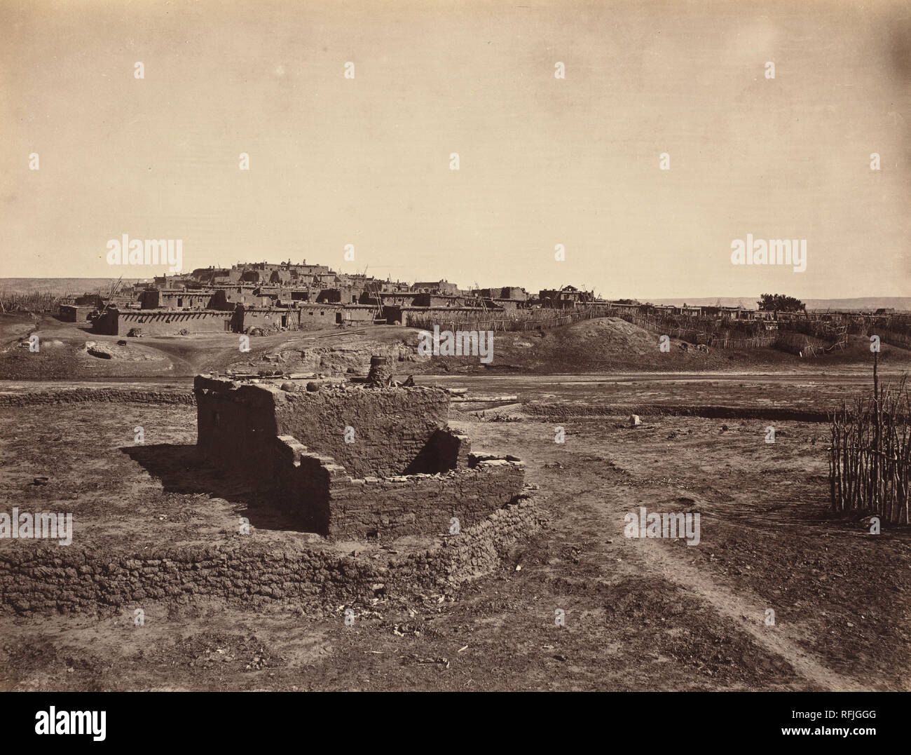 Zuni Pueblo. Data: 1879. Dimensioni: immagine: 25 x 32,9 cm (9 13/16 x 12 15/16 in.) foglio: 38,8 x 49,2 cm (15 1/4 x 19 3/8 in.). Medium: albume stampa. Museo: National Gallery of Art di Washington DC. Autore: John K. Hillers. Foto Stock