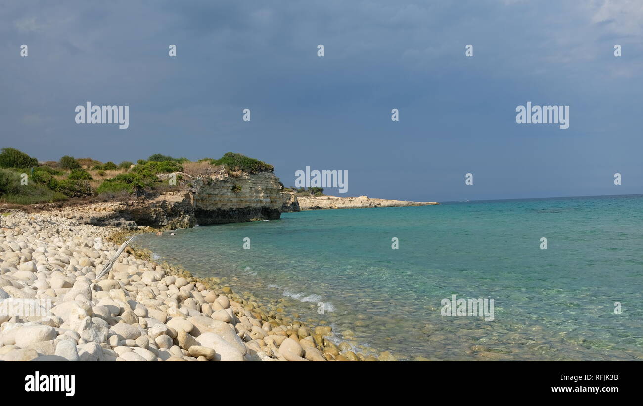 Incredibile spiaggia presso il Mar Ionio, nella provincia di Siracusa, in Sicilia. La spiaggia è parte della Riserva Naturale Orientata Cavagrande Foto Stock