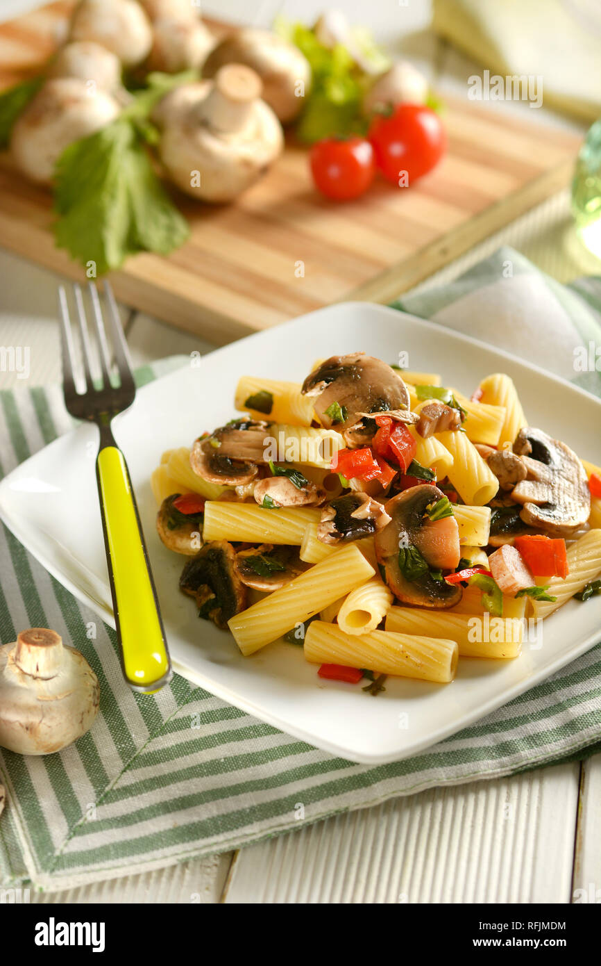 Pasta con funghi e ortaggi assortiti - cibo italiano - primo piano Foto Stock