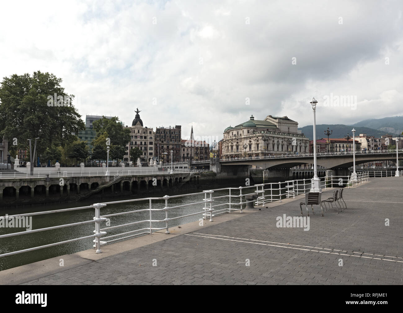 Vista dell'estuario di Bilbao e del arenal aridge, Bilbao, Paesi Baschi Foto Stock