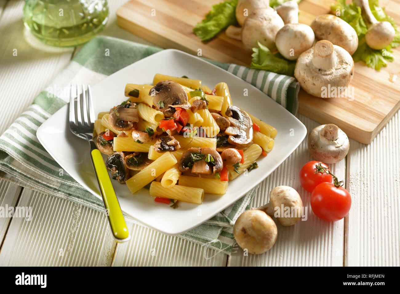 Pasta con funghi e ortaggi assortiti - cibo italiano - primo piano Foto Stock