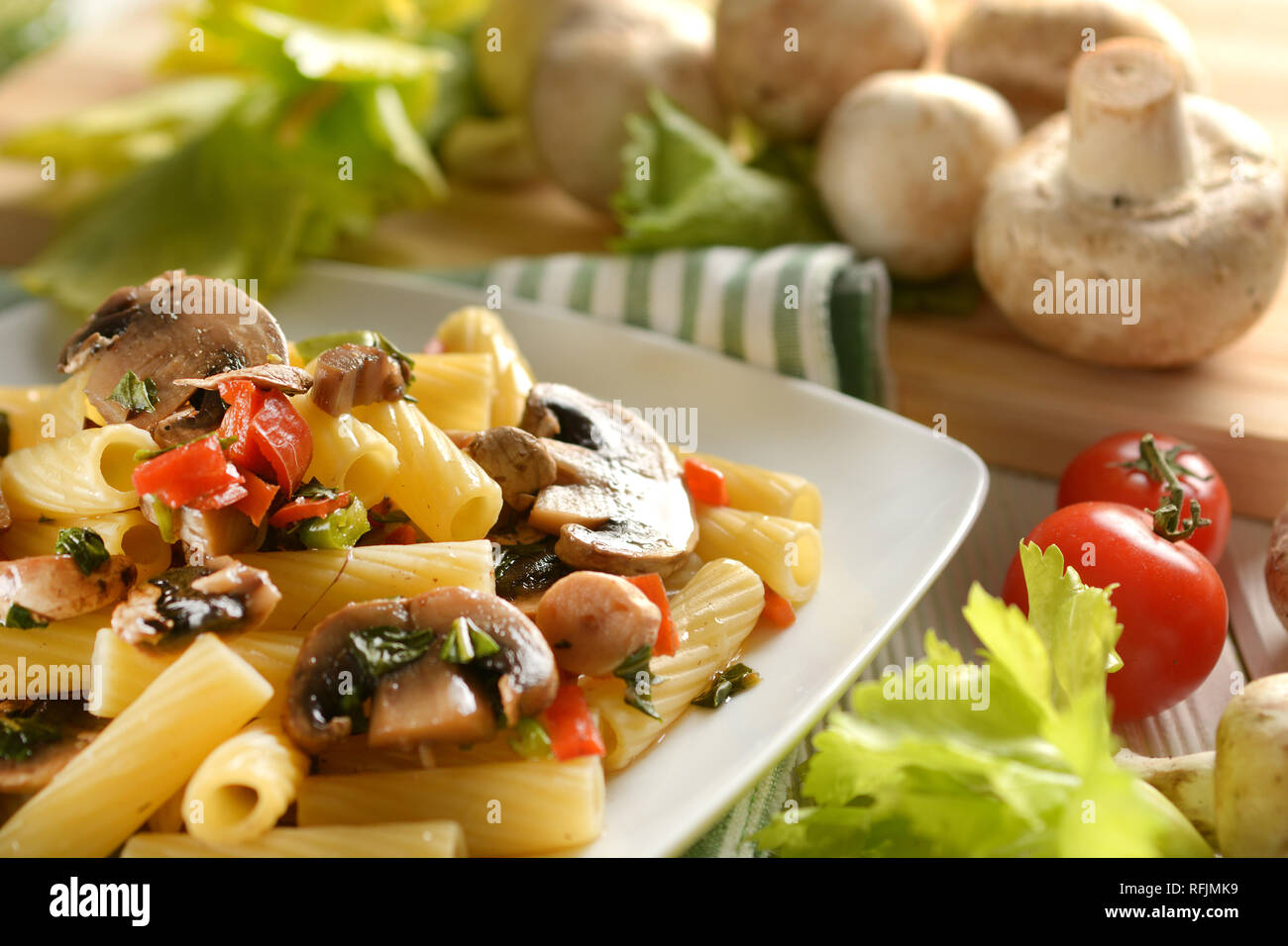 Pasta con funghi e ortaggi assortiti - cibo italiano - primo piano Foto Stock