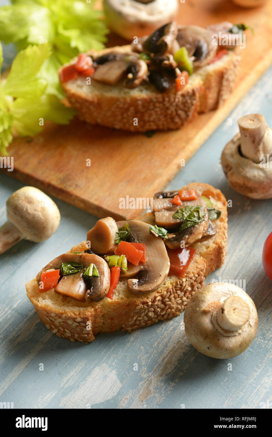 Rustico pane tostato con funghi e ortaggi assortiti - primo piano Foto Stock