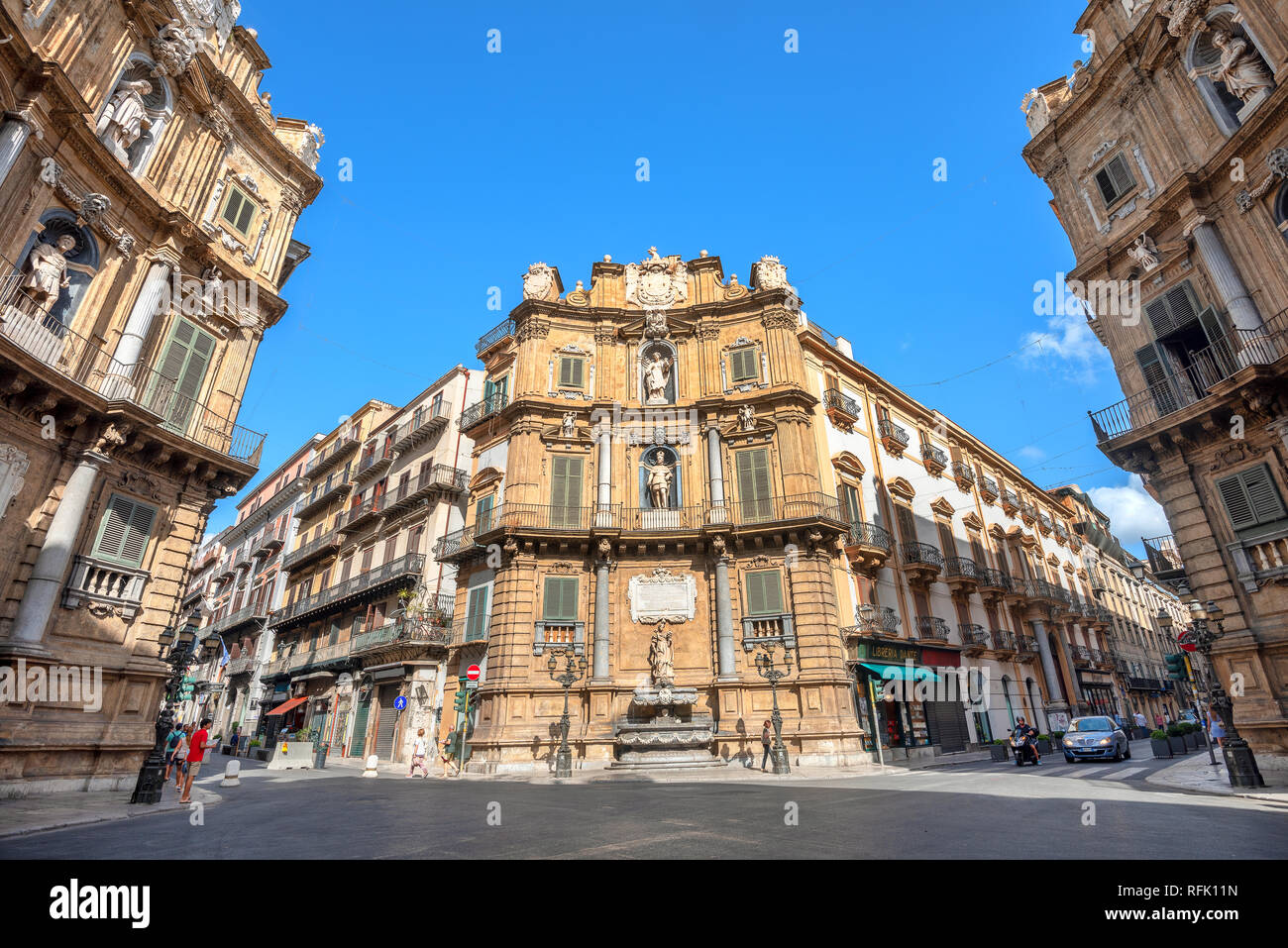 Paesaggio con attraversamento di strade a Piazza Quattro Canti (quattro angoli). Bella e famosa place al capoluogo siciliano. Palermo, Sicilia Foto Stock