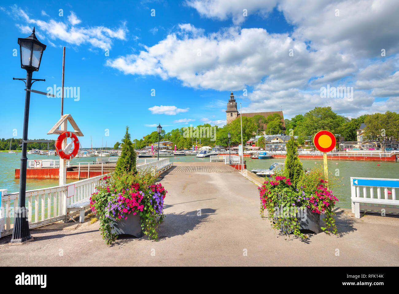 Quay con barche e yacht e la vista della piccola cittadina Naantali. Finlandia Foto Stock