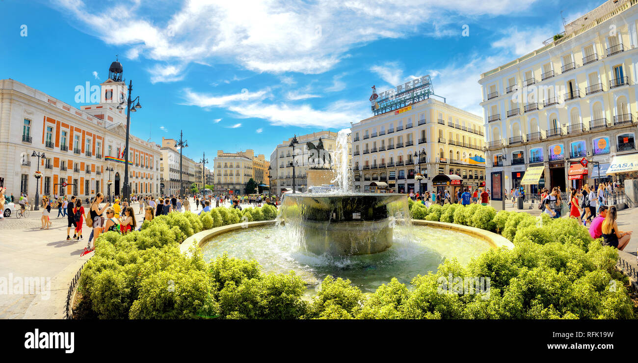 La famosa Puerta del Sol piazza con la fontana e la statua equestre di re Carlos III a Madrid, Spagna Foto Stock