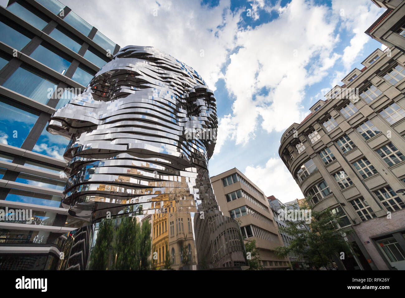 La testa di Franz Kafka (noto anche come la statua di Kafka) scultura all'aperto da David Cerny al di fuori del Quadrio centro commerciale di Praga. Foto Stock