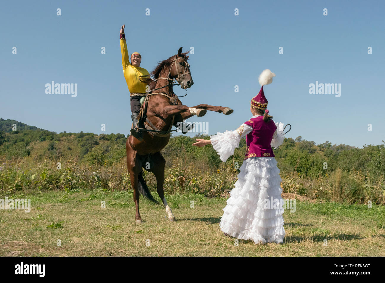 Allevamento di cavallo con uomo kazako sul retro, Almaty, Kazakhstan Foto Stock