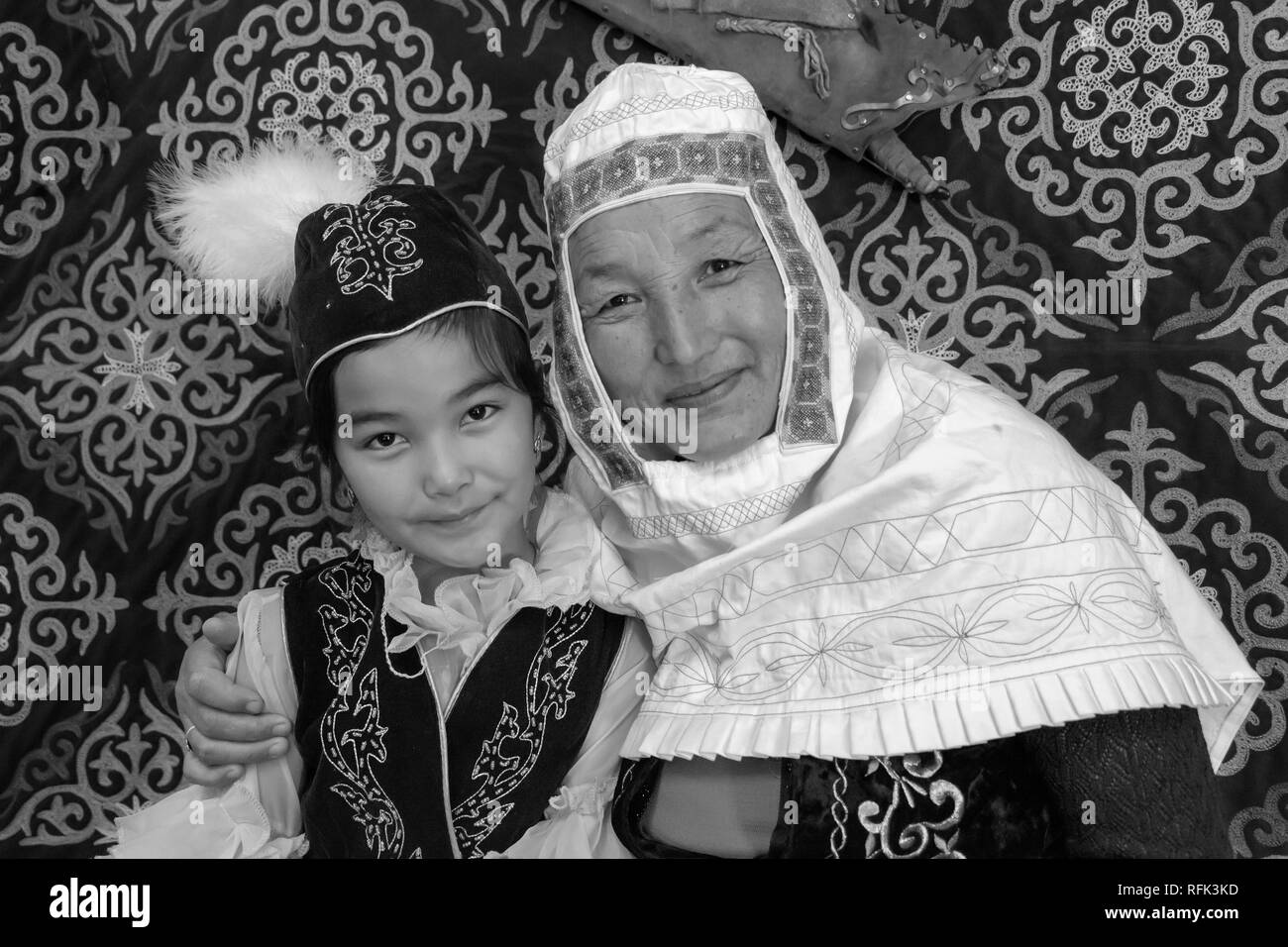 Affectioinate nipote e nonna all'interno di un tradizionale yurt, Almaty, Kazakhstan Foto Stock