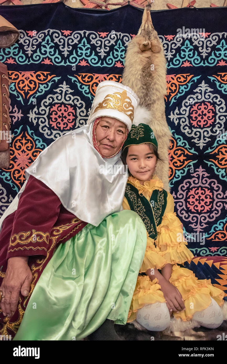 Nonna e nipote all'interno di una yurta con appeso foxskin, Almaty, Kazakhstan Foto Stock