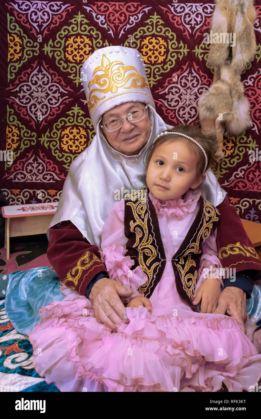 La parentela e l armonia tra le generazioni, all'interno di una yurt, Almaty, Kazakhstan Foto Stock