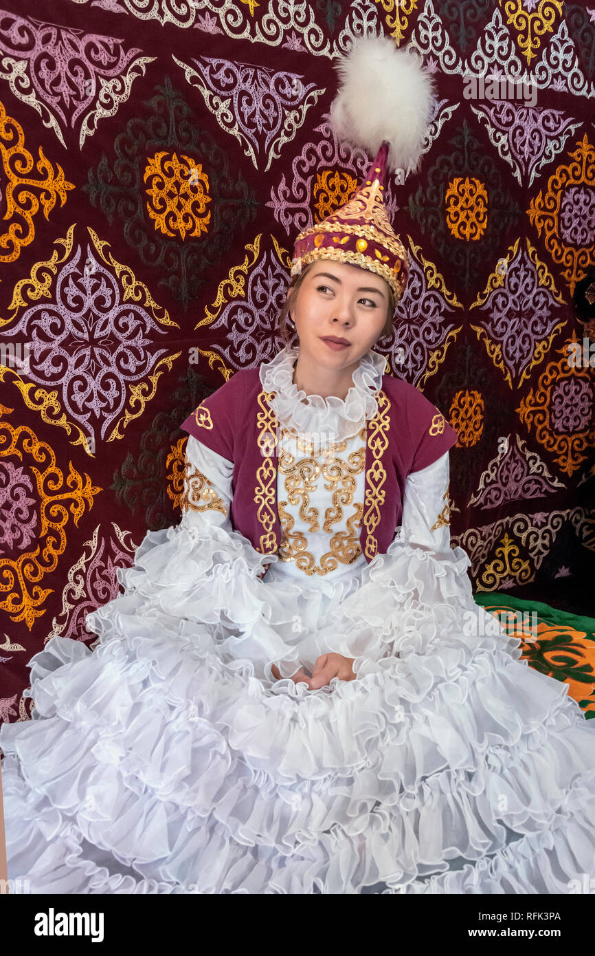 Il kazako donna in abito tradizionale seduta in una yurt, Alamty, Kazakistan Foto Stock