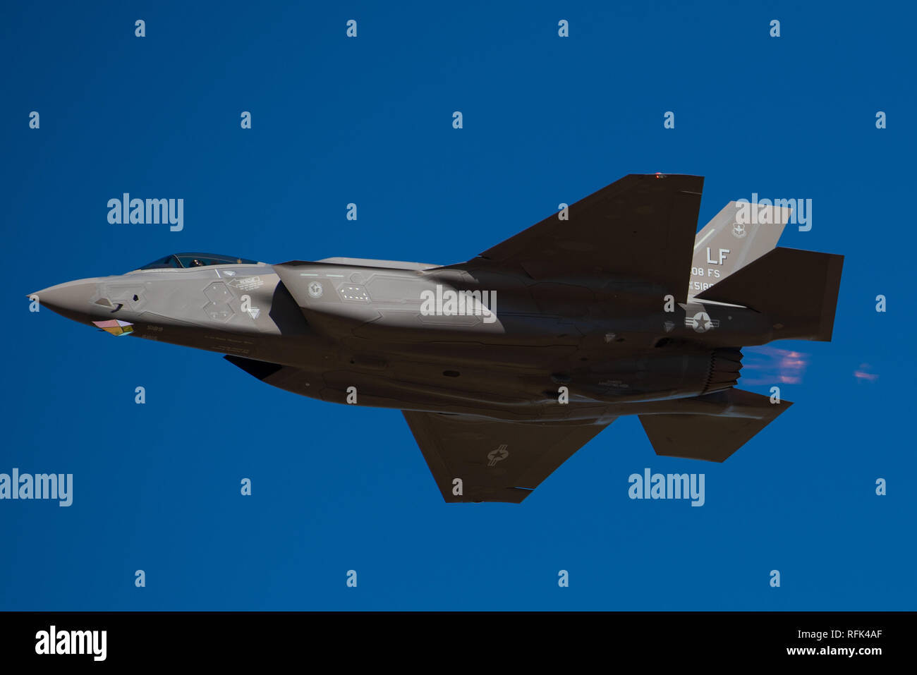 Il cap. Andrea "Dojo" Olson, F-35un fulmine II Demo Team comandante pilota e le pratiche della F-35 dimostrazione, gen. 23, 2019 a Luke Air Force Base, Ariz. Olson stava conducendo evasive movimenti tattici a basse altitudini di presentare la F-35's funzionalità. (U.S. Air Force foto di Airman 1. Classe Aspen Reid) Foto Stock