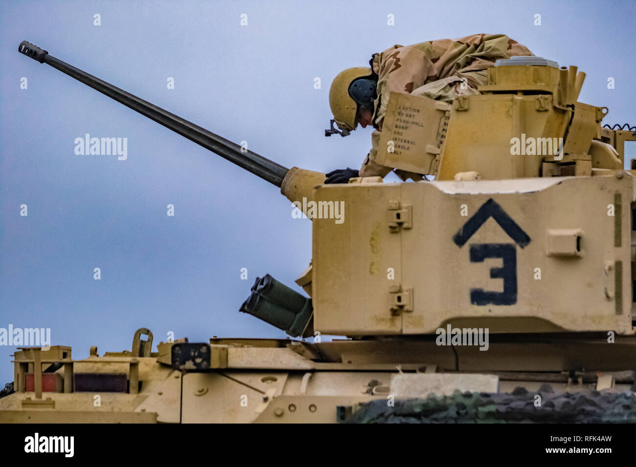 Un U.S. Soldato con il 1° Stormo, 7° reggimento di cavalleria, 1° Brigata corazzate contro la squadra, 1° Divisione di cavalleria, comunica con un equipaggio di un combattimento Bradley veicolo al Camp Aachen area formazione, Grafenwoehr, Germania, 23 gennaio, 2019. IRONHORSE condotte combinate risolvere XI FASE II a sostegno di Atlantic risolvere, il permanere di un esercizio per migliorare l'interoperabilità tra le forze degli Stati Uniti e i loro alleati della NATO e i paesi partner. (U.S. Esercito nazionale Guard foto di Spc. Giacobbe Hester-Heard, 382 Affari pubblici distacco, 1ABCT, 1CD/rilasciato) Foto Stock