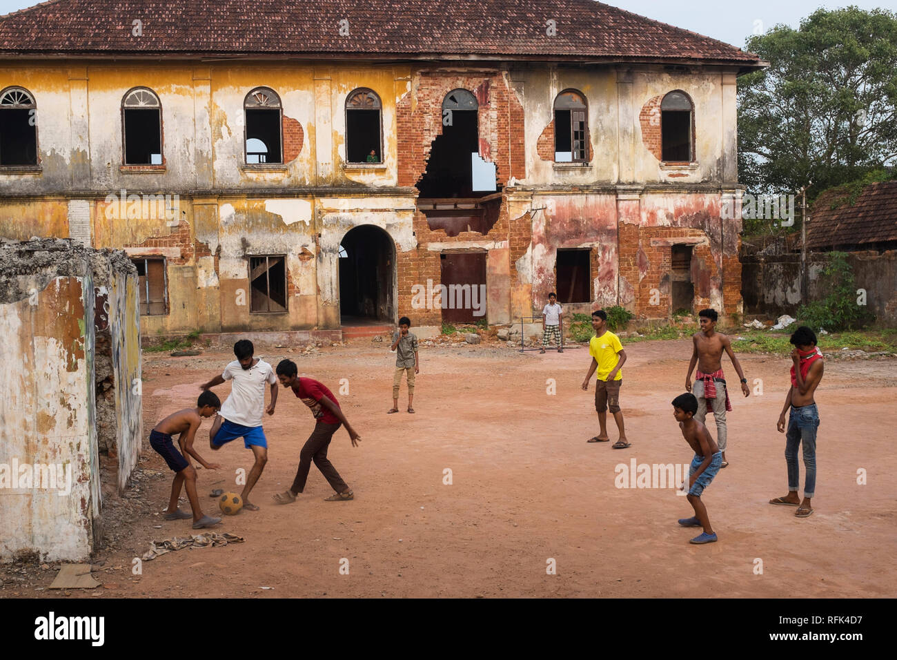 Ragazzi giocare foodball, Cochin, Kerala, India Foto Stock