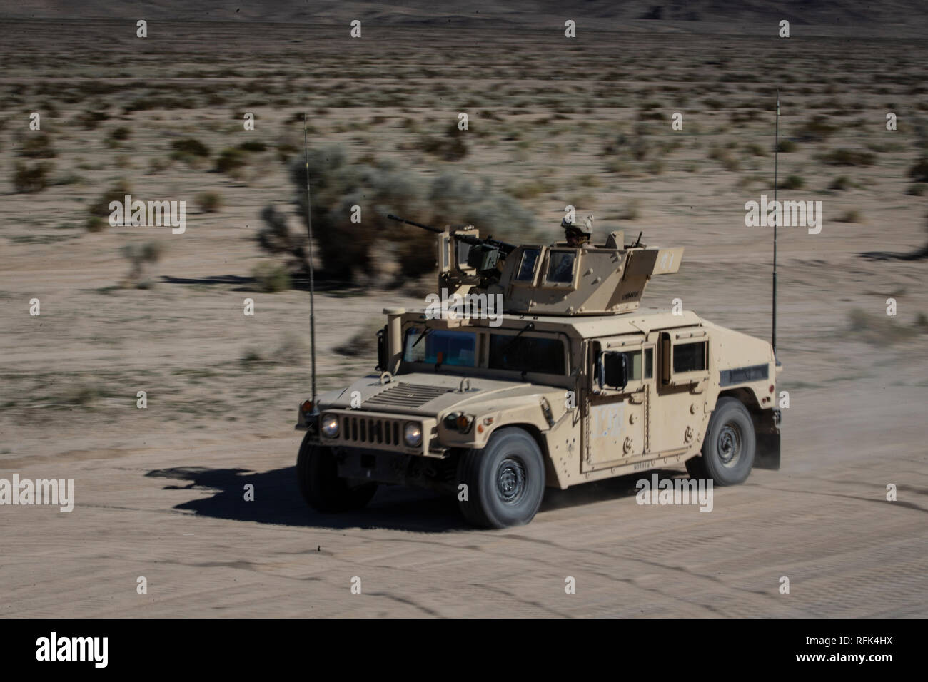 Stati Uniti Marines con il combattimento il battaglione della logistica-6, Marine Air-Ground Task Force-6 (MAGTF-6) manovra tramite un motorizzato corso di operazioni durante la formazione integrata Esercizio (ITX) 2-19 a bordo Marine Corps Air-Ground Centro di combattimento ventinove Palms, California, Gennaio 24, 2019. ITX crea un impegnativo, addestramento realistico ambiente che produce la lotta contro-pronto di forze in grado di operare come un sistema integrato di MAGTF. (U.S. Marine Corps foto di Sgt. Victor A. Mancilla) Foto Stock