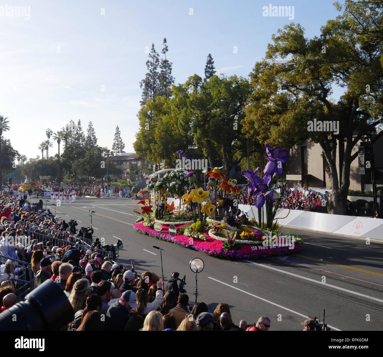 PASADENA, CALIFORNIA-Gennaio 1, 2018:Wide shot del fiore Miracle-Gro galleggiante a la 129Torneo delle Rose Parade Foto Stock