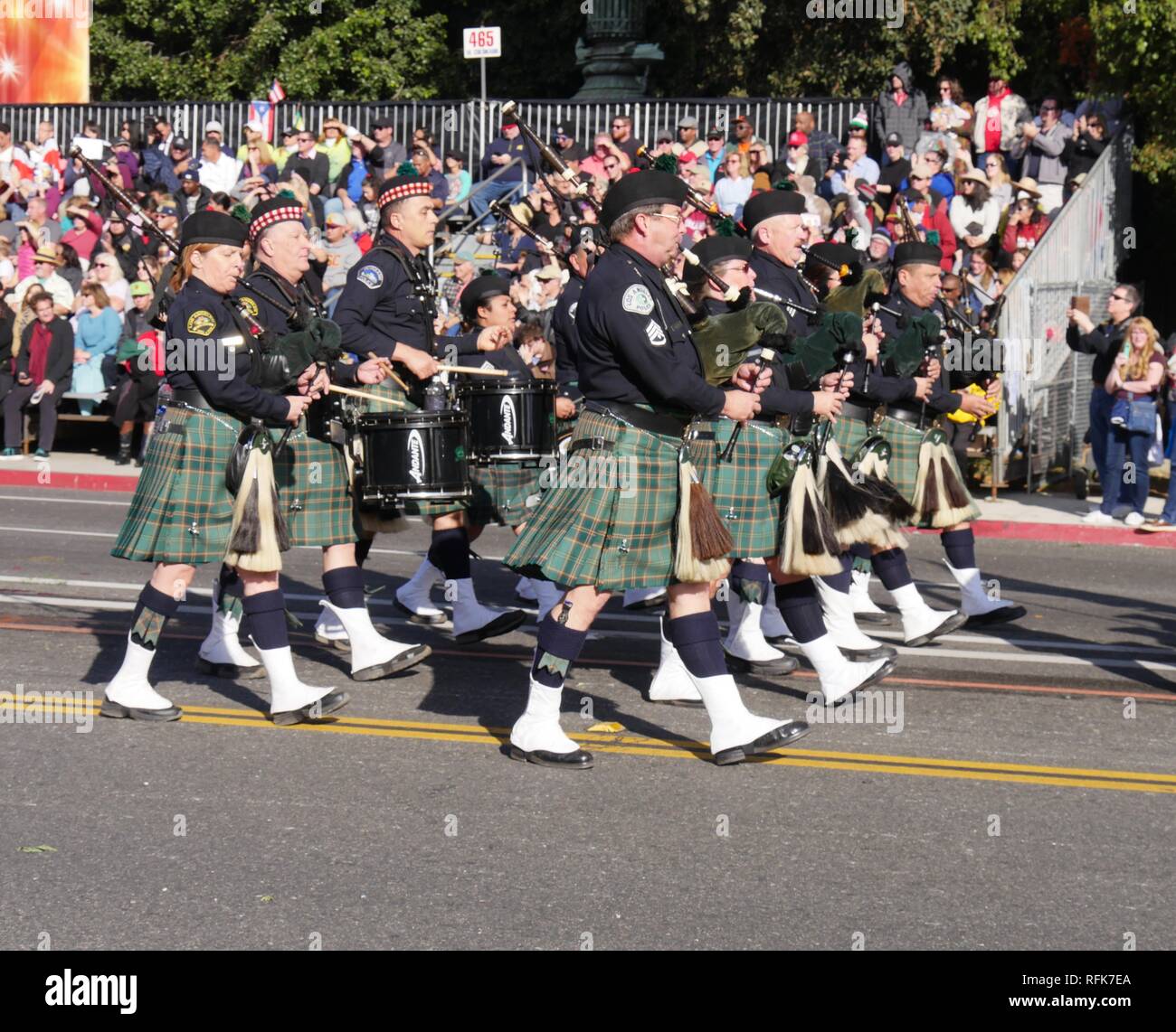 PASADENA, CALIFORNIA-Gennaio 1, 2018:La Los Angeles del Dipartimento di Polizia di divisione metropolitano montato plotone, Guardia d'onore, cornamuse & Band del tamburo Foto Stock
