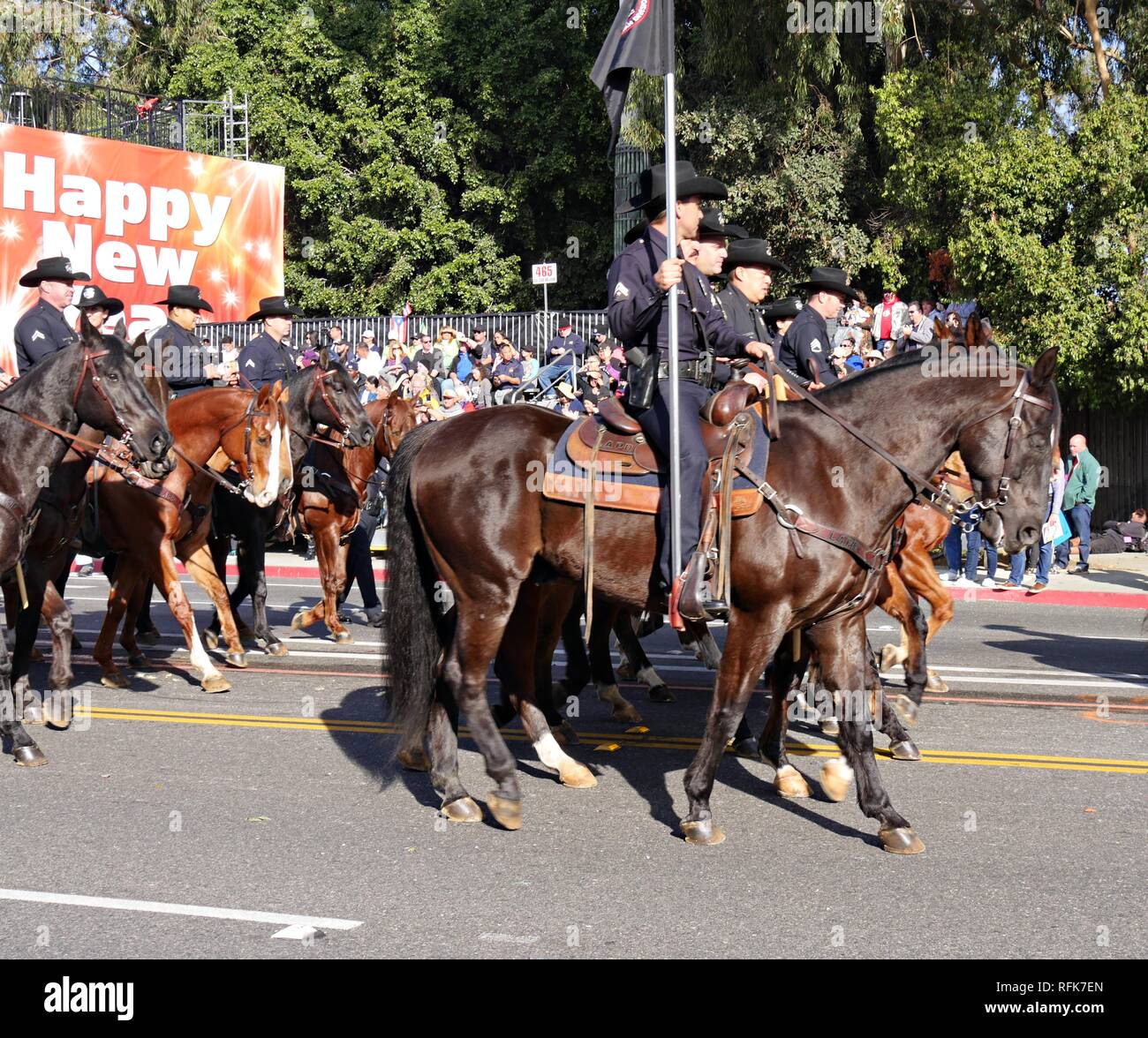PASADENA, CALIFORNIA-Gennaio 1, 2018:La Los Angeles del Dipartimento di Polizia di divisione metropolitano montato plotone, Guardia d'onore, cornamuse & Band del tamburo Foto Stock