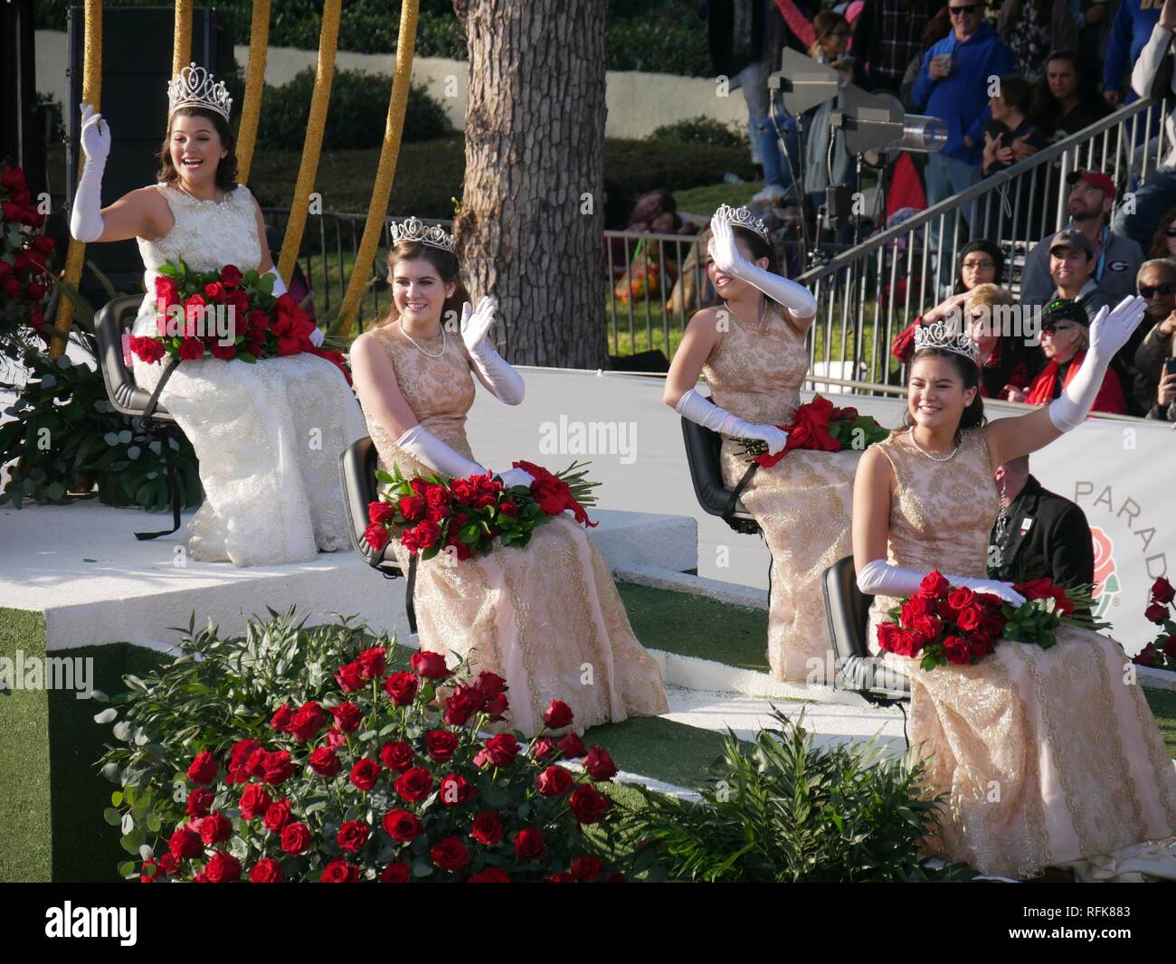 PASADENA, CALIFORNIA-Gennaio 1, 2018: 129torneo delle rose della Regina e la sua corte reale onda per gli spettatori. Foto Stock
